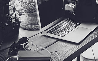 英国七人制橄榄球比赛精彩对抗引发关注，七人橄榄球是英式橄榄球的一种吗