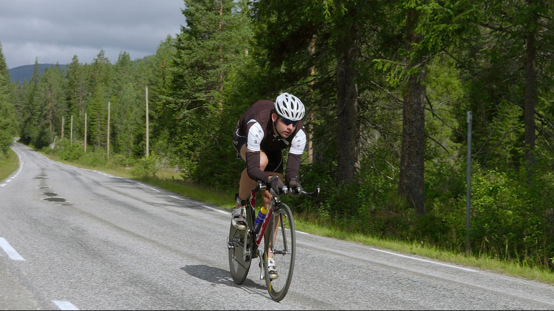 系列赛激战正酣，球迷激情高涨，激情足球解说导航